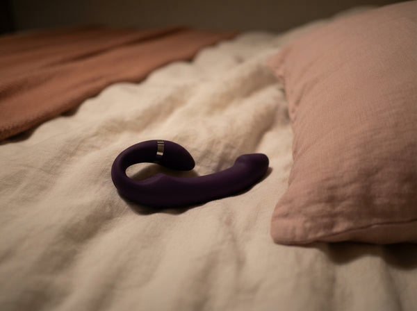 Mila One sur une couette en lin
